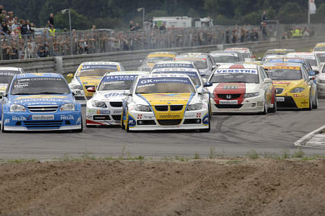 John Nielsen har lagt sig i spidsen for årets Danish Touringcar Championship forud for Grand Prix Danmark på FDM Jyllandsringen. Men bag ham presser mange andre kørere sig på.